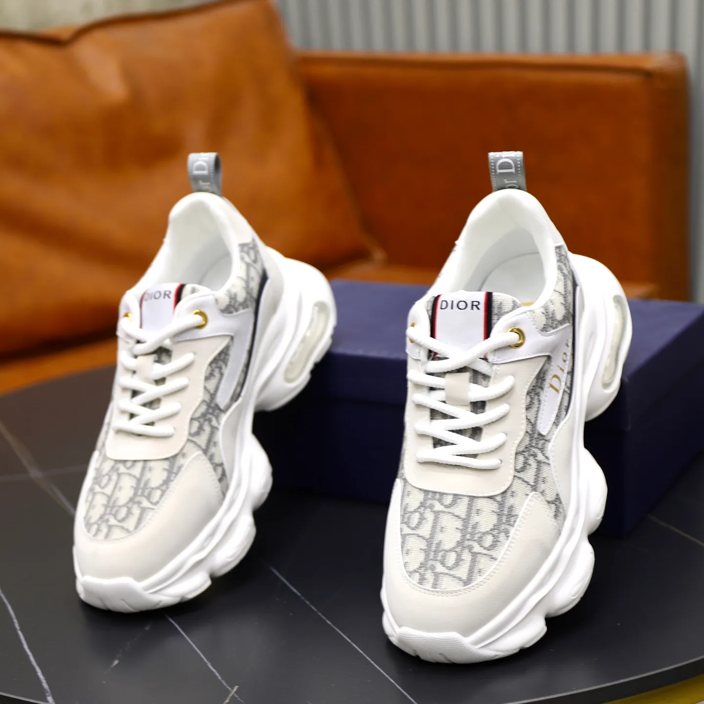 Ex-factory price: 462💰🙅‍♂️🙅‍♂️🙅‍♂️ Brand: Dior DIOR Standard code: 38-44 (45 customized) Grade: Same as the official website Material: Original cowhide material spliced with brand cloth Comfortable and breathable lining Lightweight and wear-resistant sports outsole Style category: Men's fashion casual shoes Running sports shoes Distinguished luxury brand elements Top luxury color: actual picture color